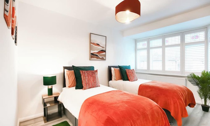 Lower Edmonton House | Discount on long term stays - good for contractors or home relocators