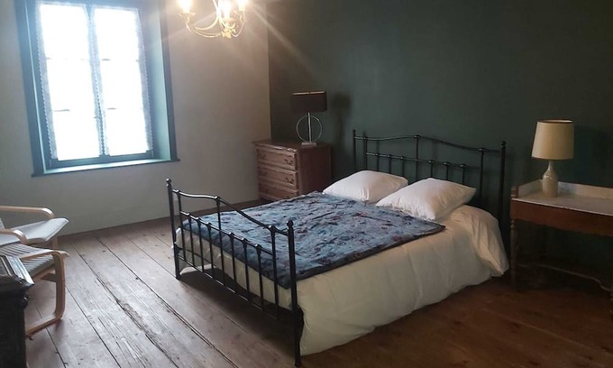 Monthureux-sur-Saone Bed & Breakfast | Chambre d'hôtes des Marchands in an old village hotel dating from 1934
