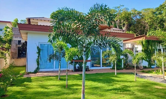 Isla de Utila House | Cozy 1-bedroom garden bungalow with AC, WiFi & pool in charming Utila