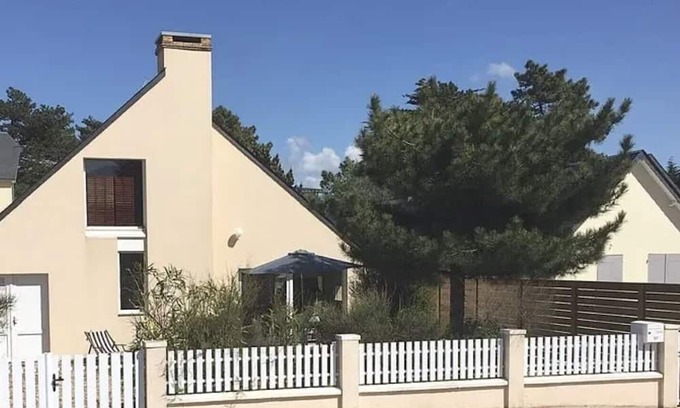 Hauteville-sur-Mer House | Just 50m from the sea, this pretty, comfortable villa is ideal for family vacations.