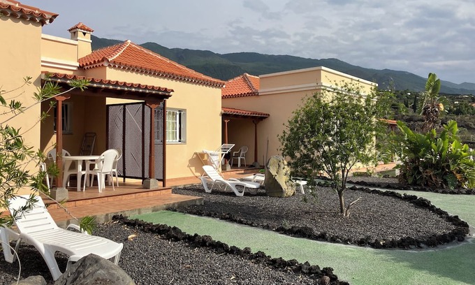 Los Llanos de Aridane House | 4 terraced bungalow in rural location with sea view