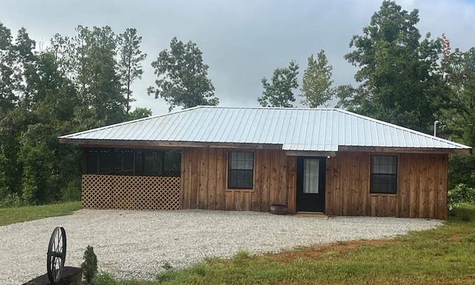 Ripley Cabin | Welcome to The Outskirts! Comfy Cabin Studio perfect for that weekend getaway.