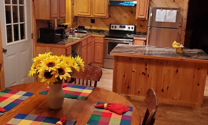 Winona Cabin | Charming ranch style log cabin with AC in scenic Winona