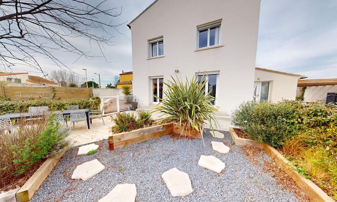 Vic-la-Gardiole Villa | Spacious 5-bedroom villa with garden in Vic-la-Gardiole
