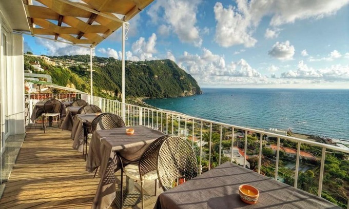 Forio Bed & Breakfast | Bachelorette party with a 360-degree panoramic toast (up to 40 people).