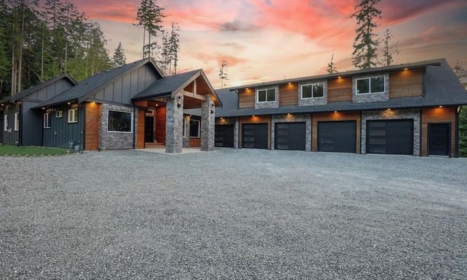 Shawnigan Lake House | Shawnigan Lake Retreat with Theatre