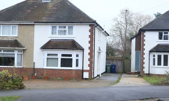 Oxford House | Spacious modern 3 bedroom house 4 you, me and them