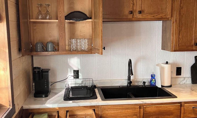 Palestine Apartment | Cozy 1-bedroom apartment in peaceful Palestine with WiFi, AC