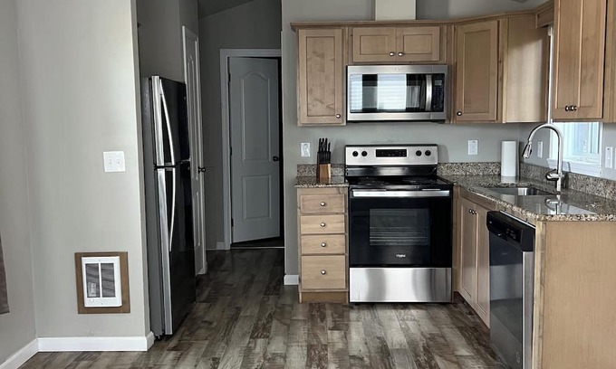Moses Lake House | Charming bungalow on legacy golf coarse next to potholes reservoir.