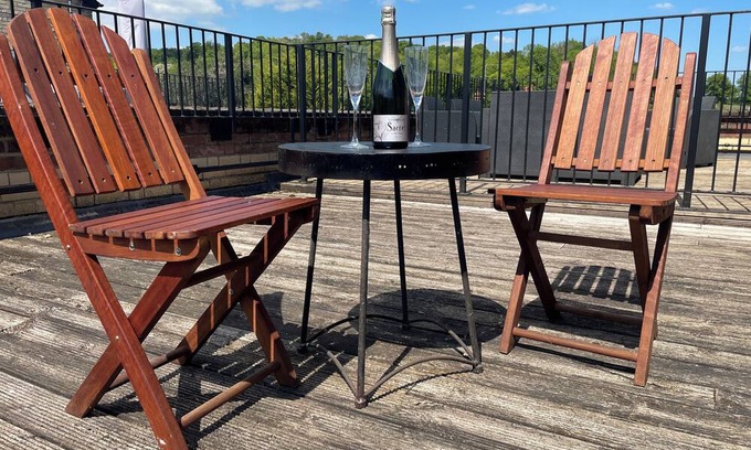 Henley-on-Thames Apartment | Henley Regatta - Walking distance from course. Balcony and parking.