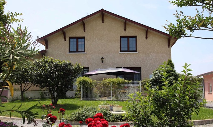 Lahosse House | Homerez - Cozy House with Garden in Lahosse