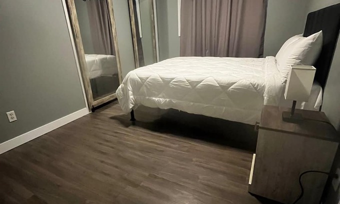 Northeast Edmonton House | Welcoming 3-bedroom house with WiFi in Edmonton and smart tv per room.n