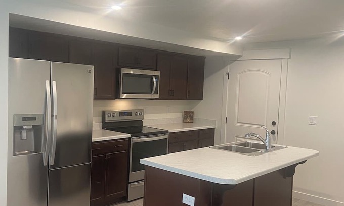 Snowbird House | Charming 2-bedroom basement apartement with WiFi, AC in Saratoga Springs