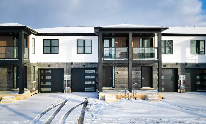 Welland House | Family Friendly Canal Front 3BR with BBQ and Sleeps 8 guests