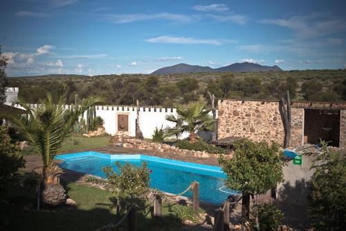 Voigtland Cabin | Relax at Sweet Thorn Retreat Airport Lodge with Pool & Breakfast