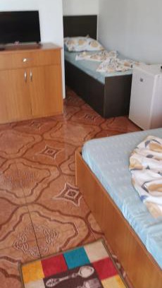 Costinesti House | Discover Vila Strat: Family-Friendly with Hot Tub Access