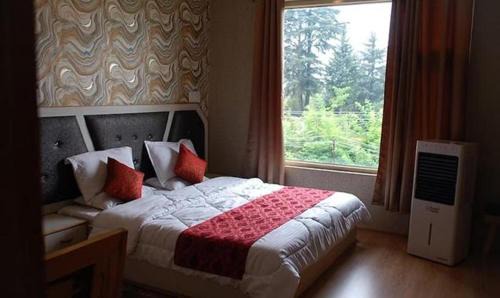 Nishat-Shalimar Hotel | Elegant 4-Star FabHotel Prime Rozan Jaai with Hot Tub & Dining