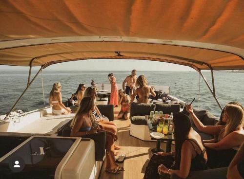 Cabrita Boat Rental | Sail & Stay
