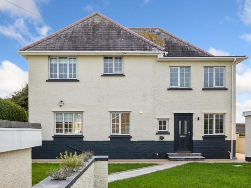 Borth House | Unforgettable Pass the Keys Holiday Home with Key Amenities