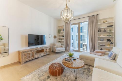 Dubai Apartment | Idyllic Seaside Retreat: 4-Star Ocean View Gem in Port de la Mer
