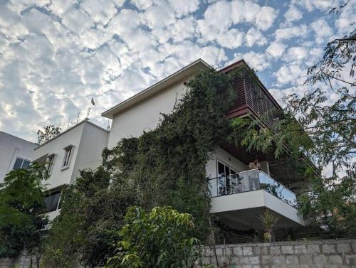 Shamirpet Villa | Nature Retreat Villa Near Hyderabad with Hot Tub & Pet-Friendly