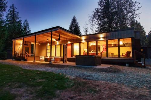 Randle House | Scenic Waterfront Cabin at White Pass - Family-Friendly Retreat