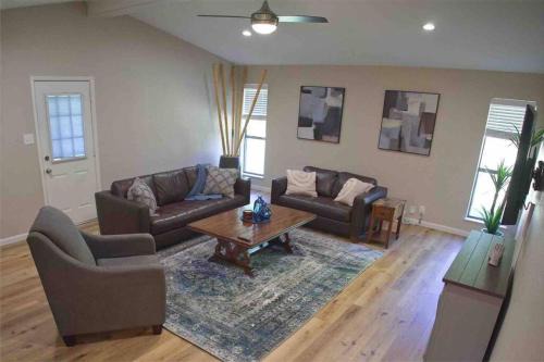 Celina House | Serene 3BR Retreat with Family and Pet-Friendly Options