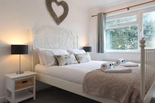 Alverstoke House | Family Retreat: Pet-Friendly Home for 6 with Kitchen