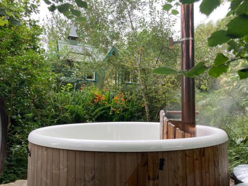 Bude Cabin | Artful Hand Painted Tabernacle with Relaxing Hot Tub