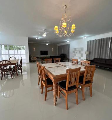 Jardim Acapulco House | Elegant Mansion Retreat in Jardim Acapulco with Pool