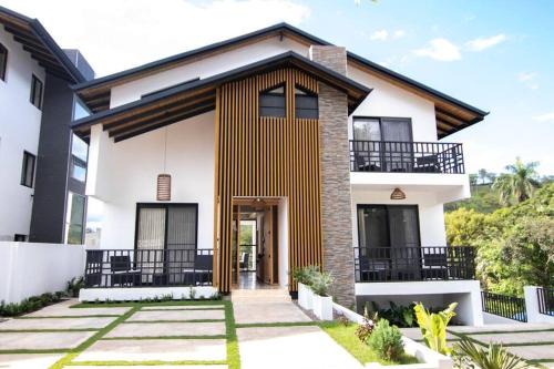 Inoa Villa | Relaxing Retreat at Casita Bower with Pool & Family Fun