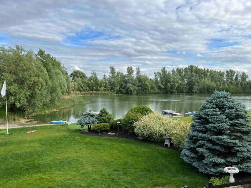 Ottawa Division House | Convenient Lake House 8 Minutes from Airport, Sleeps 13
