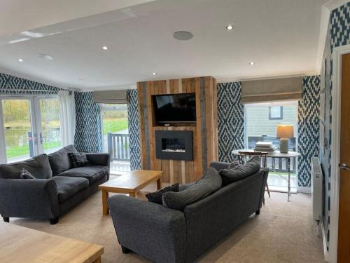 Holton Le Clay House | Pet-Friendly Lakeside Lodge for Family Getaways
