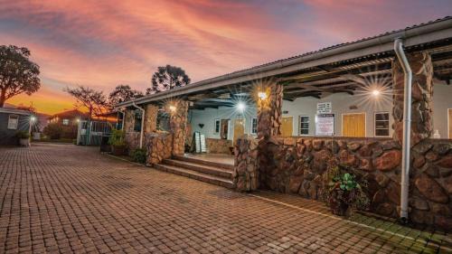 Graskop Hotel | Gusto's: Pet-Friendly Hotel with Pool & Kitchen Amenities