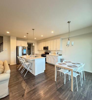 Fox Valley House | Inviting Townhome in Aurora – Family Friendly Comfort