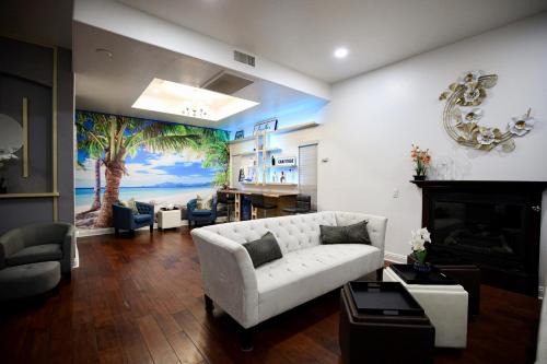 Anaheim Colony Historic District House | Family-Friendly Getaway: The 2nd Happiest Place on Earth