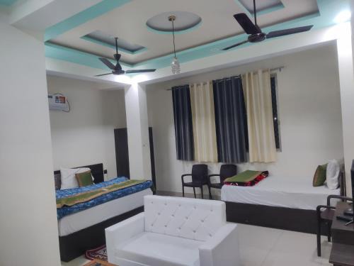 Vijaypur Hotel | Pet-Friendly Hotel Pindar Inn with Breakfast & Hot Tub