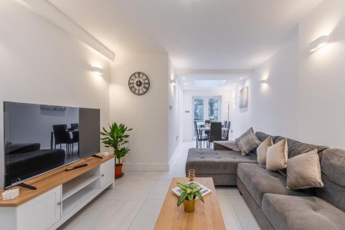Golders Green Apartment | Elegant Golden Haven Retreat: 4-Star Family-Friendly Stay