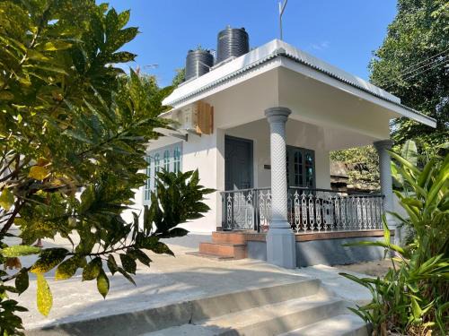 Varkala House | Quaint Boho Art Cottages with Oceanfront Views & Breakfast