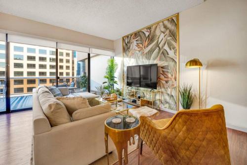 Downtown Honolulu Apartment | Inviting Palm Resort: Steps from Pool & Hot Tub Oasis