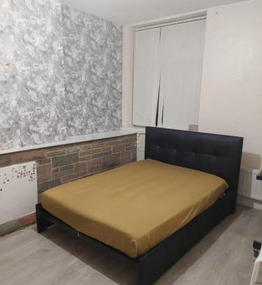 Oldham House | Budget-Friendly Stay at 40 Vicarage Street, Family Welcome