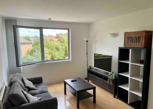 Greenwich Apartment | Contemporary 1-Bed Apartment with Pool and Gym Access