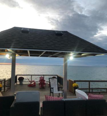 Brock Resort | Discover Alice’s Wonderland: Ocean View & Pet Friendly Retreat
