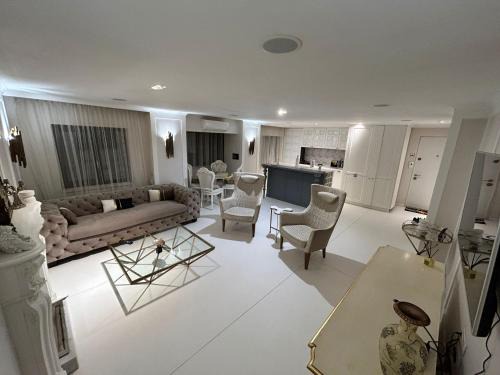 Craiova Apartment | Child-Friendly Retreat at Moerana Luxury Apartment