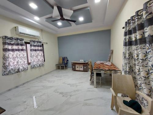 Shegaon House | GRUHAM Guest House: Perfect Family Retreat with Pet Amenities