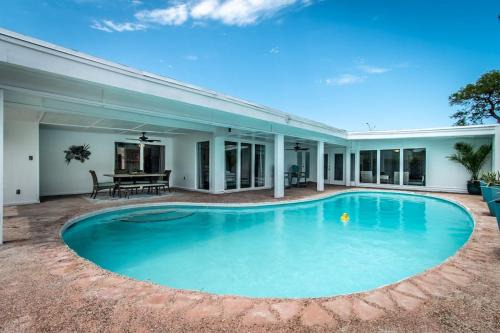 Bay Area House | Escape to Sail Away: Your Perfect Coastal Pool Retreat