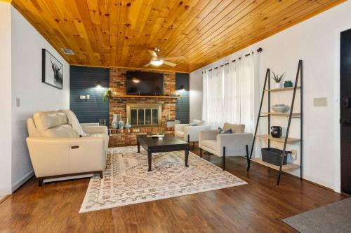 Inverness House | Tranquil Oaks Retreat: Family & Pet-Friendly Getaway