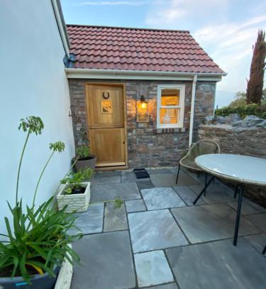 Winscombe Bed & Breakfast | Charming Stay at Apple Barn with Kitchen Amenities