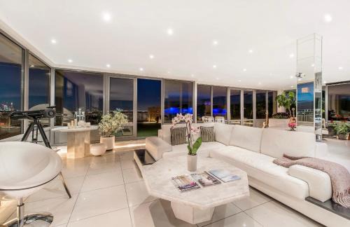 Brixton Hill House | Indulge in the OMG PentHouse with Hot Tub Retreat
