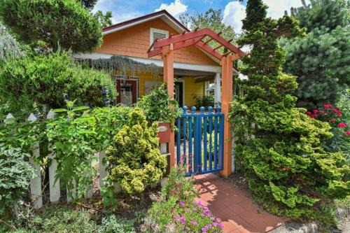 Historic Montford Hotel | Eco-Friendly Zen Cottage: Ideal for Families and Nature Lovers